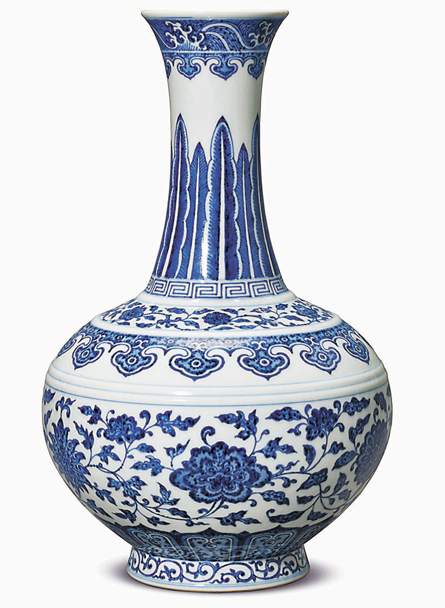 ◆清乾隆青花纏枝蓮紋賞瓶。圖片來源：佳士得