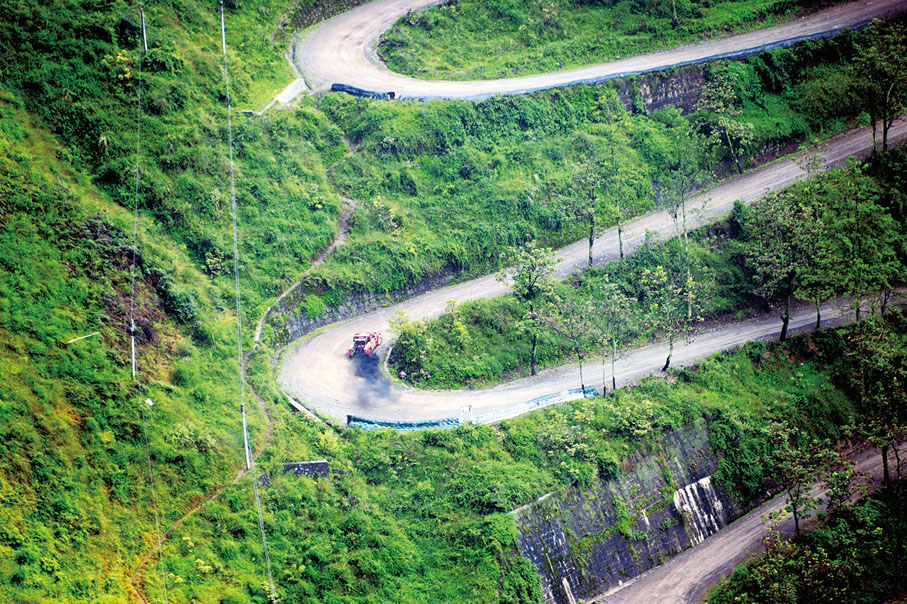 ◆史迪威公路晴隆24道拐汽車爬坡賽道。