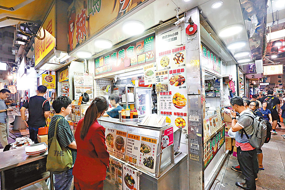 ◆香港既有只收現金的保守經營，也有每日只開店幾小時、考驗眼光膽識的自由經濟體，所以很難單靠政府「呼籲」某些商場的大業主和連鎖商戶，就能創造可持續的夜市。 資料圖片