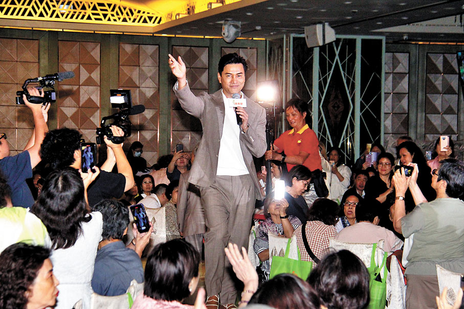 ◆呂良偉即場獻唱《上海灘》主題曲，現場反應熱烈。