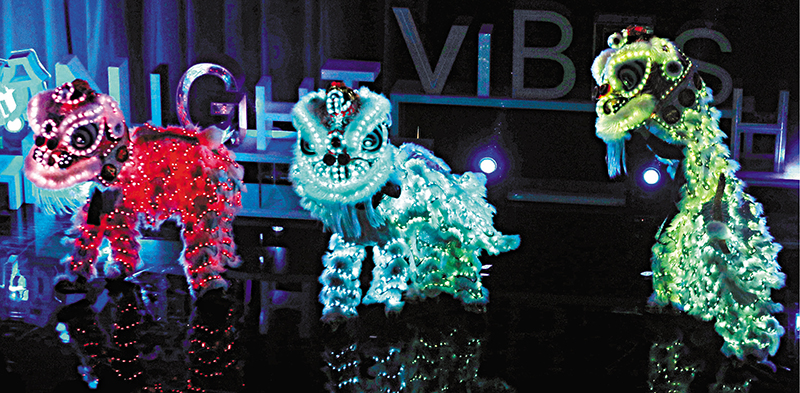 ◆典禮當晚，有含銀獅在內的多款熒光醒獅演出。香港文匯報記者郭木又  攝