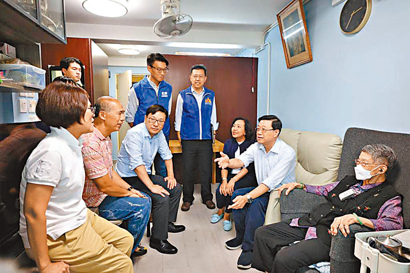 ◆ 李家超昨日到訪荃灣區，探訪居住在福來邨的長者家庭。 李家超Fb圖片