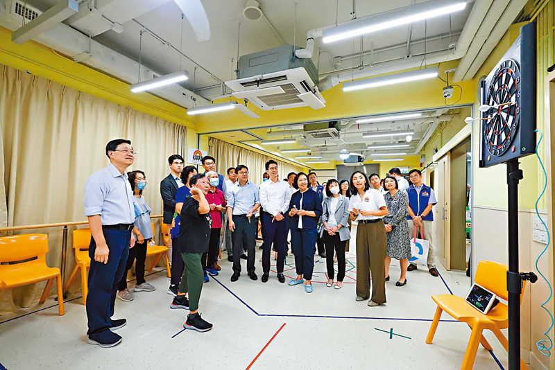 ◆ 在聖雅各福群會懷愛長者鄰舍中心期間，李家超與長者們一起擲飛鏢。 李家超Fb圖片