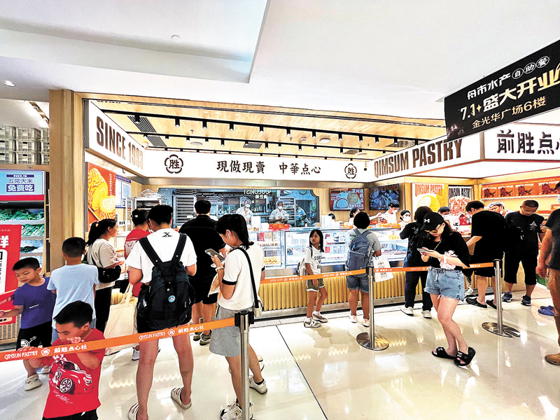 ◆深圳國貿金光華廣場，每到周末吸引眾多港人打卡消費。香港文匯報記者李望賢 攝