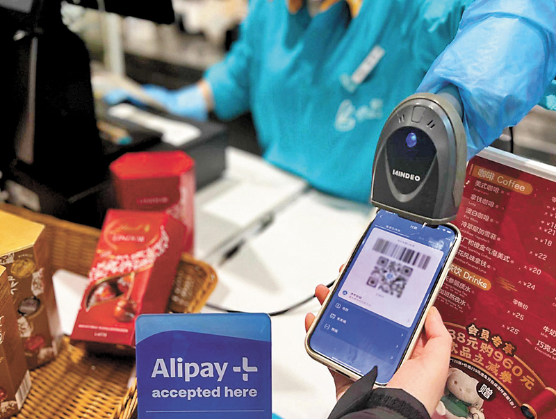 ◆措施包含擴大微信香港錢包、支付寶香港錢包等跨境電子錢包在深圳使用範圍等。圖為港人用香港支付寶在內地消費。 網上圖片