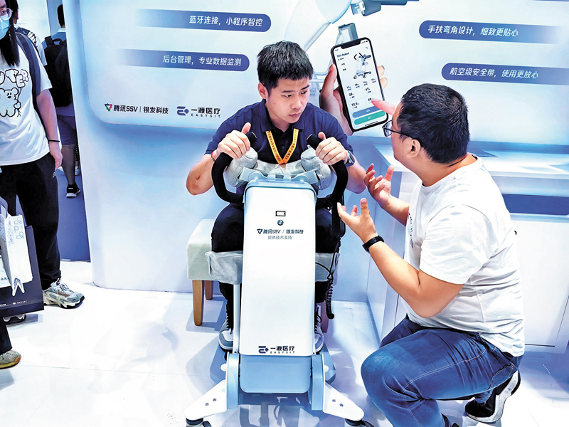 ◆參展遊客體驗智能養老設備。香港文匯報記者郭若溪  攝