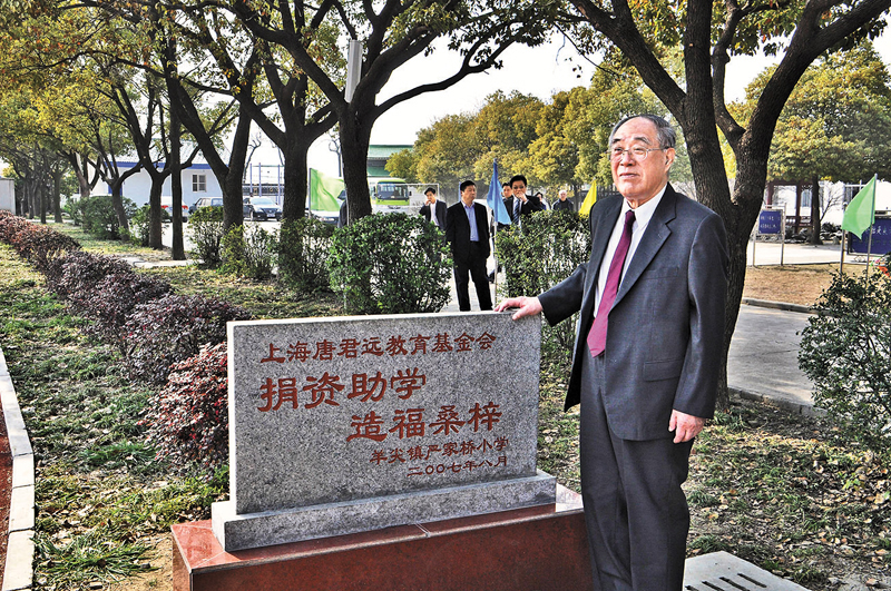 ◆唐翔千在他捐資改造的故鄉無錫嚴家橋小學留影。 資料圖片