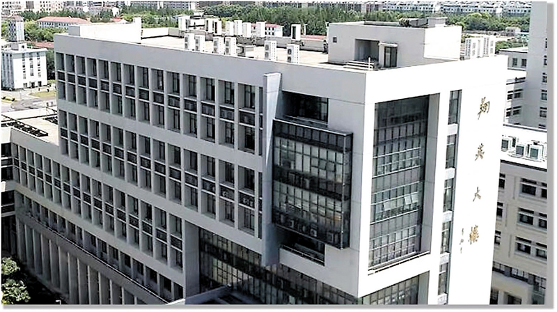 ◆2010年，唐翔千與上海大學簽約，出資4,000萬元成立上海大學翔英學院。圖為唐翔千題字的「翔英大樓」。 香港文匯報記者  攝