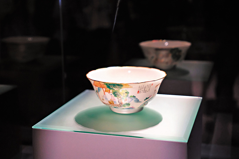 ◆粉彩描金耕織圖花口碗  清 乾隆（1736-1795）   澳門博物館藏品