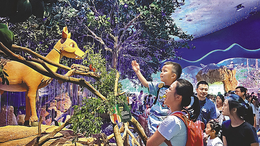 ◆孩子們在「長隆宇宙飛船」園區與仿生動物互動。香港文匯報記者黃寶儀  攝