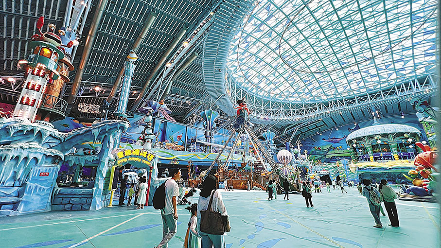 ◆遊客在園內體驗各種機動遊戲。 香港文匯報記者黃寶儀  攝