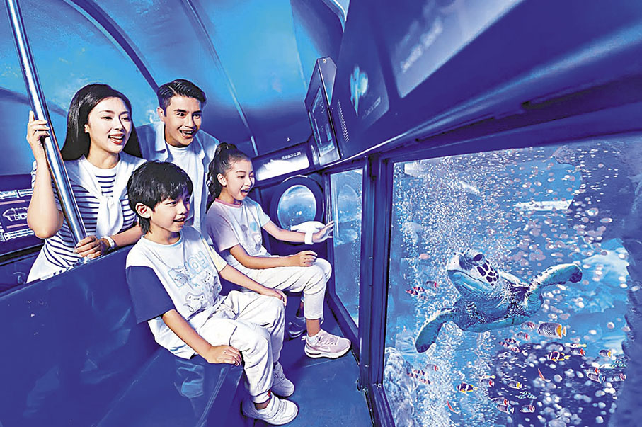 ◆遊客體驗「深海潛艇」。 網上圖片