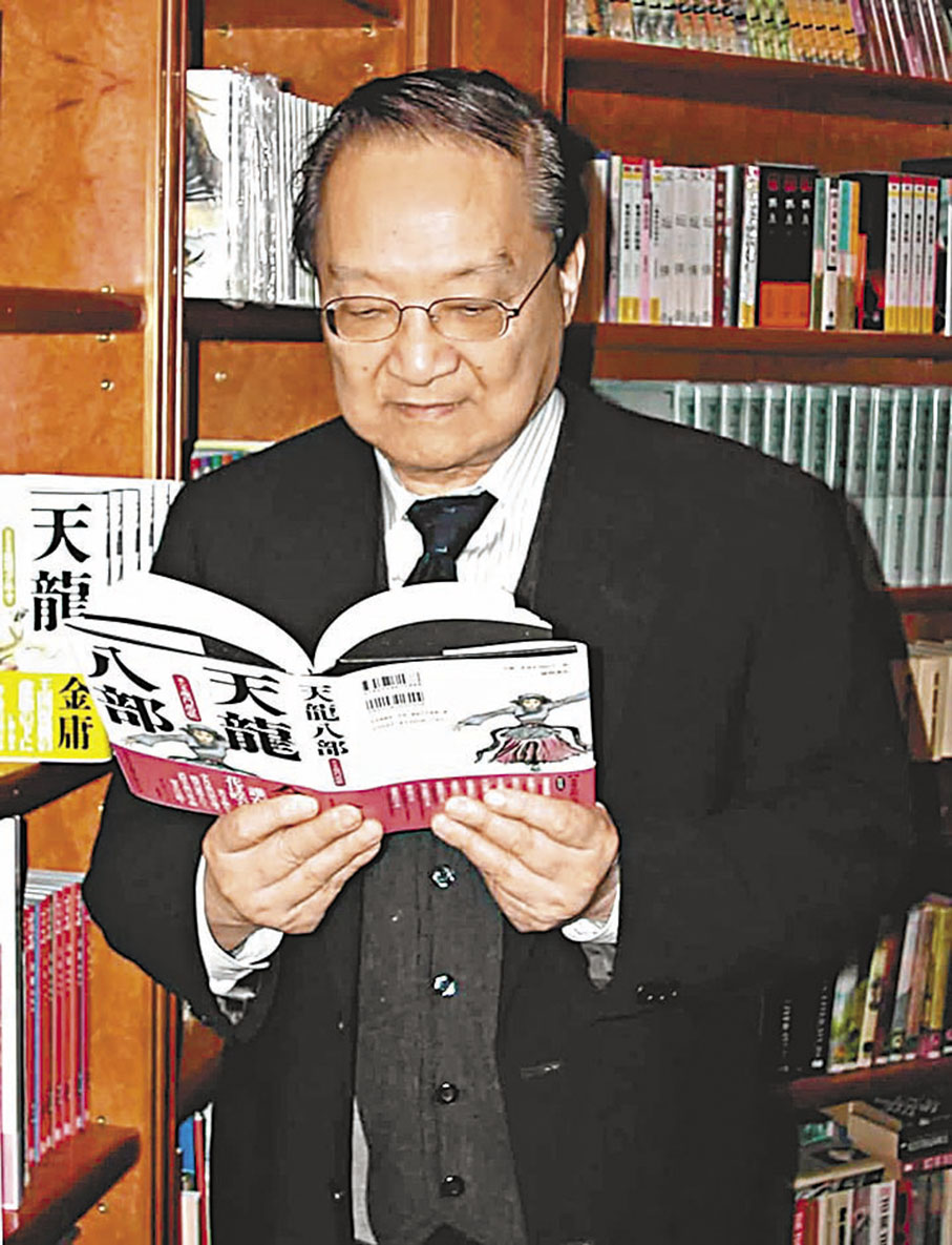 ◆金庸在位於香港北角的辦公室翻閱他的作品《天龍八部》。  新華社