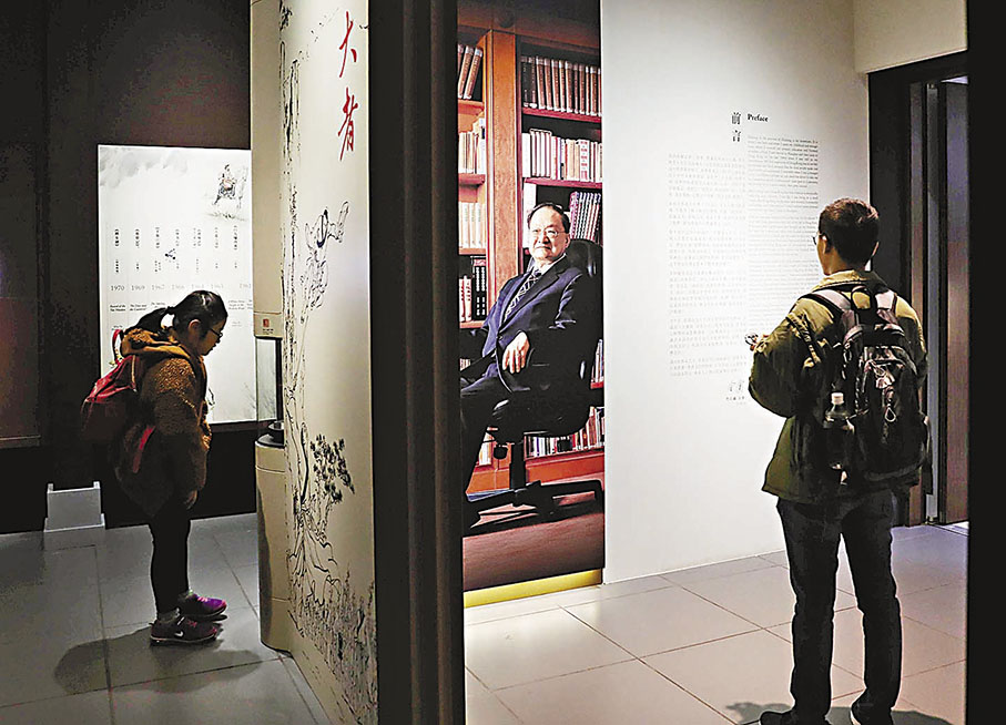 ◆觀眾參觀位於沙田文化博物館中的金庸館。 新華社