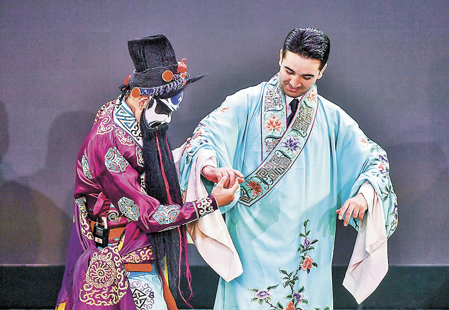 ◆土庫曼斯坦國家舞蹈團演員跟隨京劇演員學習戲曲動作。