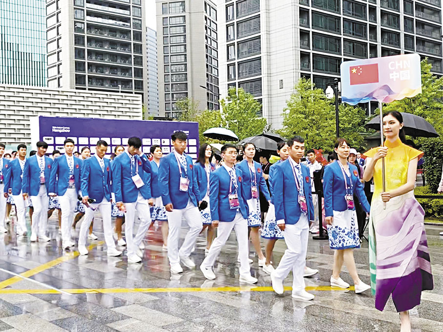 ◆中國代表團步入入村歡迎儀式會場。 香港文匯報記者俞晝  攝