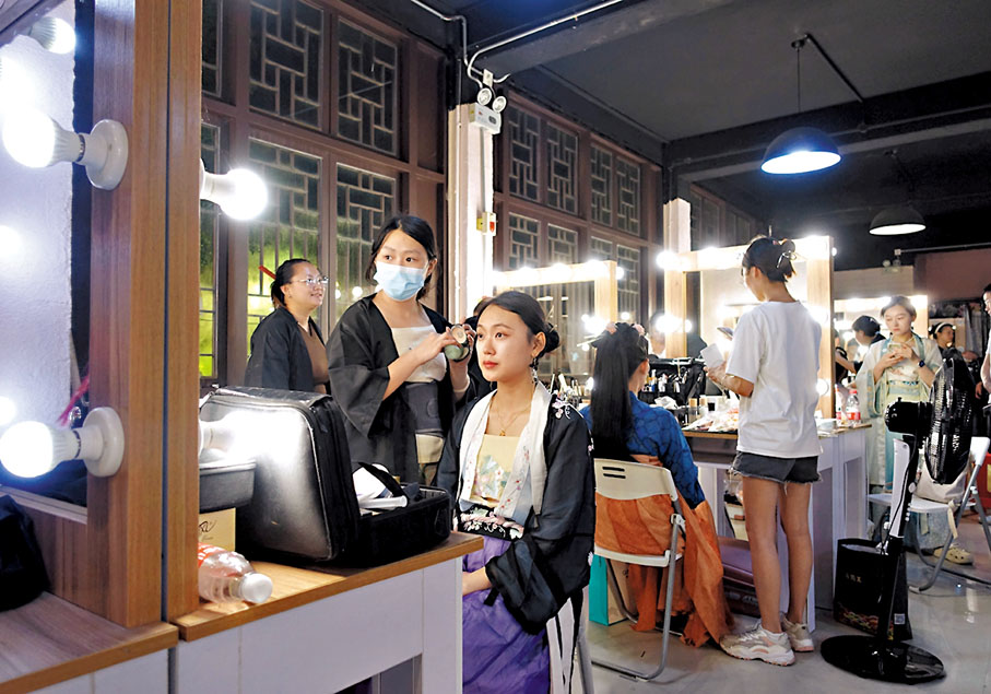 ◆遊客換上租賃的漢服，由化妝師現場化妝。