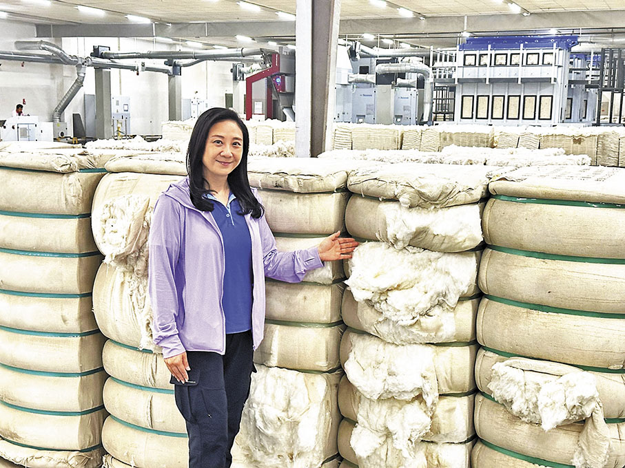 ◆葛珮帆考察全國最大的棉紡工廠。 Fb圖片