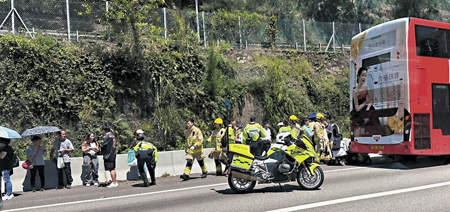◆大批傷者在路邊等候分流送院。 網上圖片