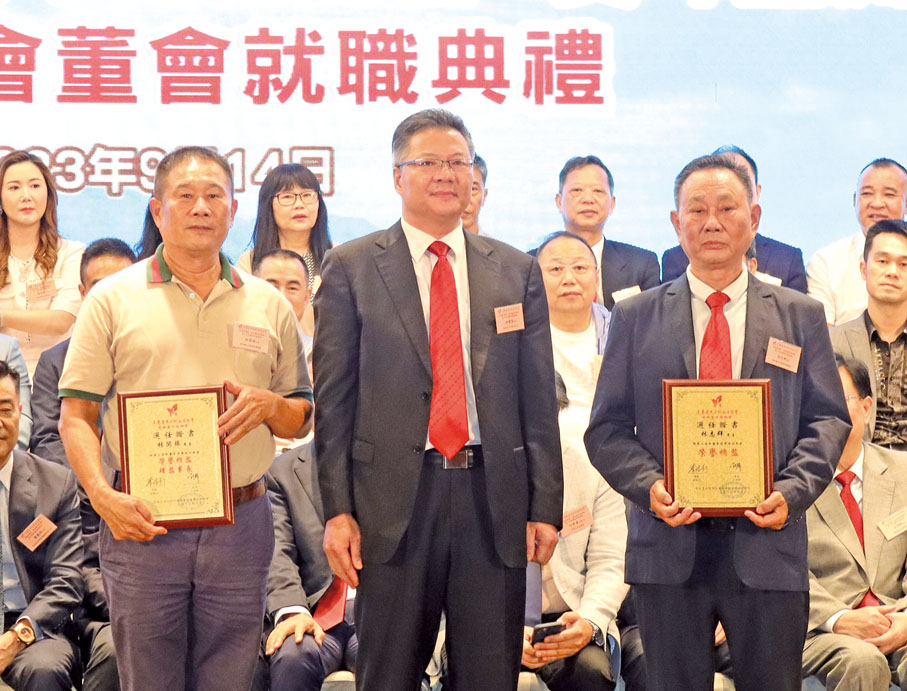 ◆田建容（中）頒發敦請書予黃埠鹽洲同鄉會榮譽總監林志群、林開錦。