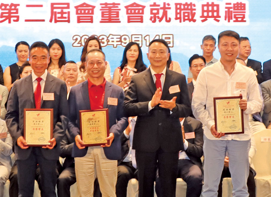 ◆鍾東海（右二）頒發敦請書予平海同鄉會榮譽會長陳小興、陳小榮、陳常光。