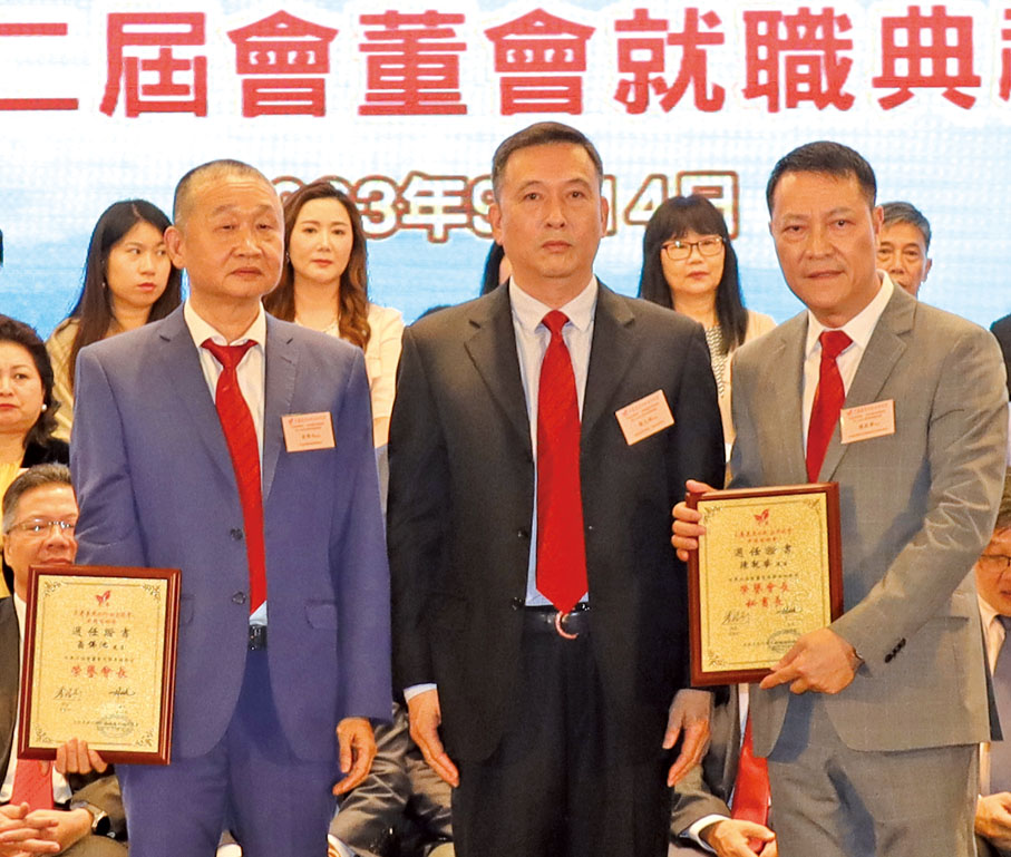 ◆賴文輝（中）頒發敦請書予平海同鄉會榮譽會長。