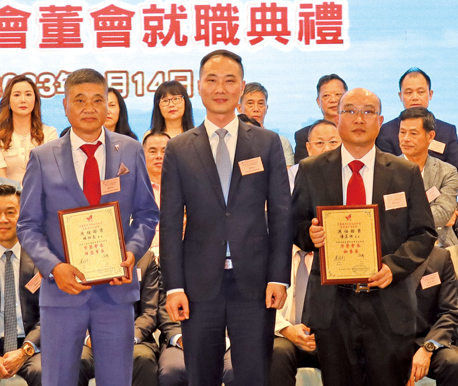 ◆鄭斌（中）頒發敦請書予黃埠鹽洲同鄉會榮譽會長。