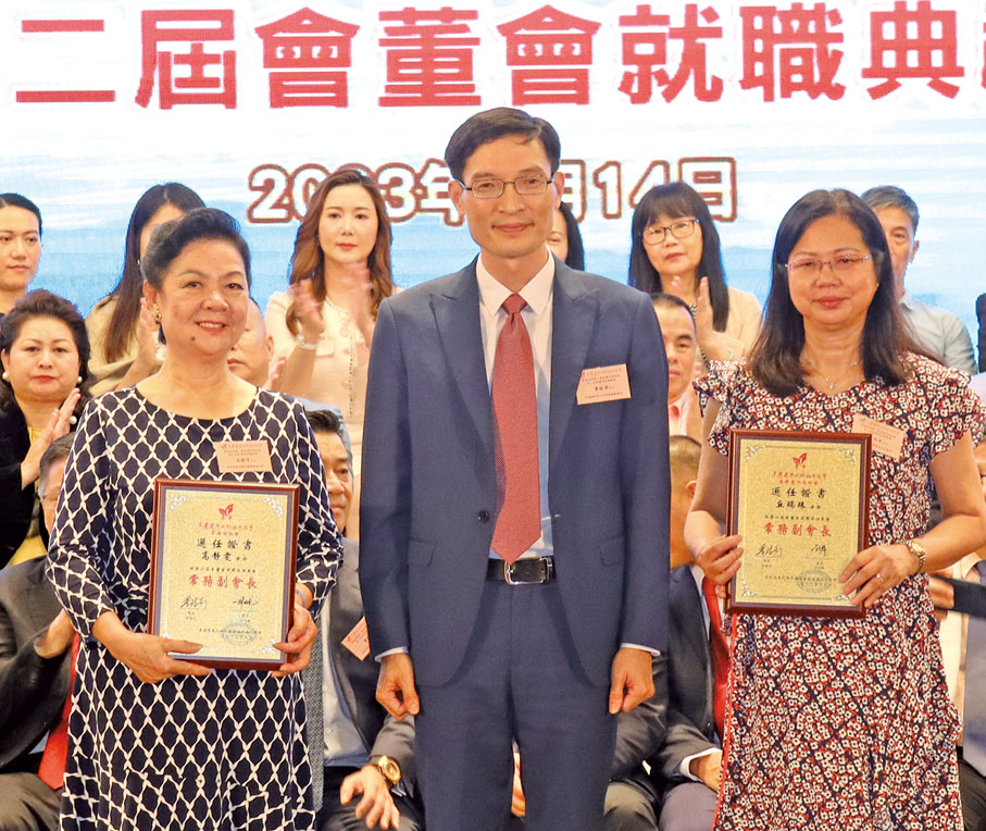 ◆廖銘華（中）頒發敦請書予平海同鄉會常務副會長代表高靜雯及黃埠鹽洲同鄉會常務副會長代表丘瑞珠。