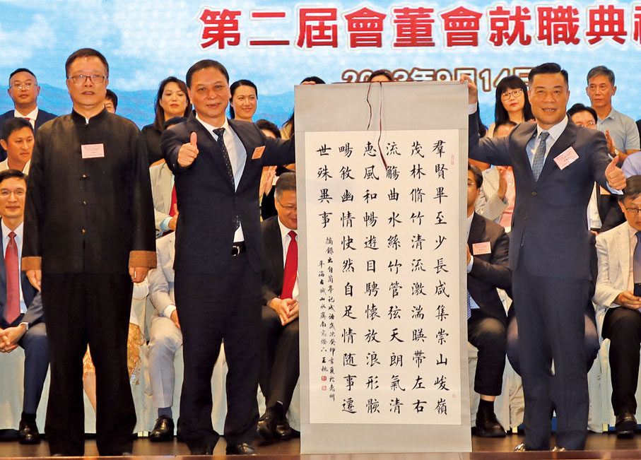 ◆王桃贈送書法作品予曾勝利（右一），林少偉見證。