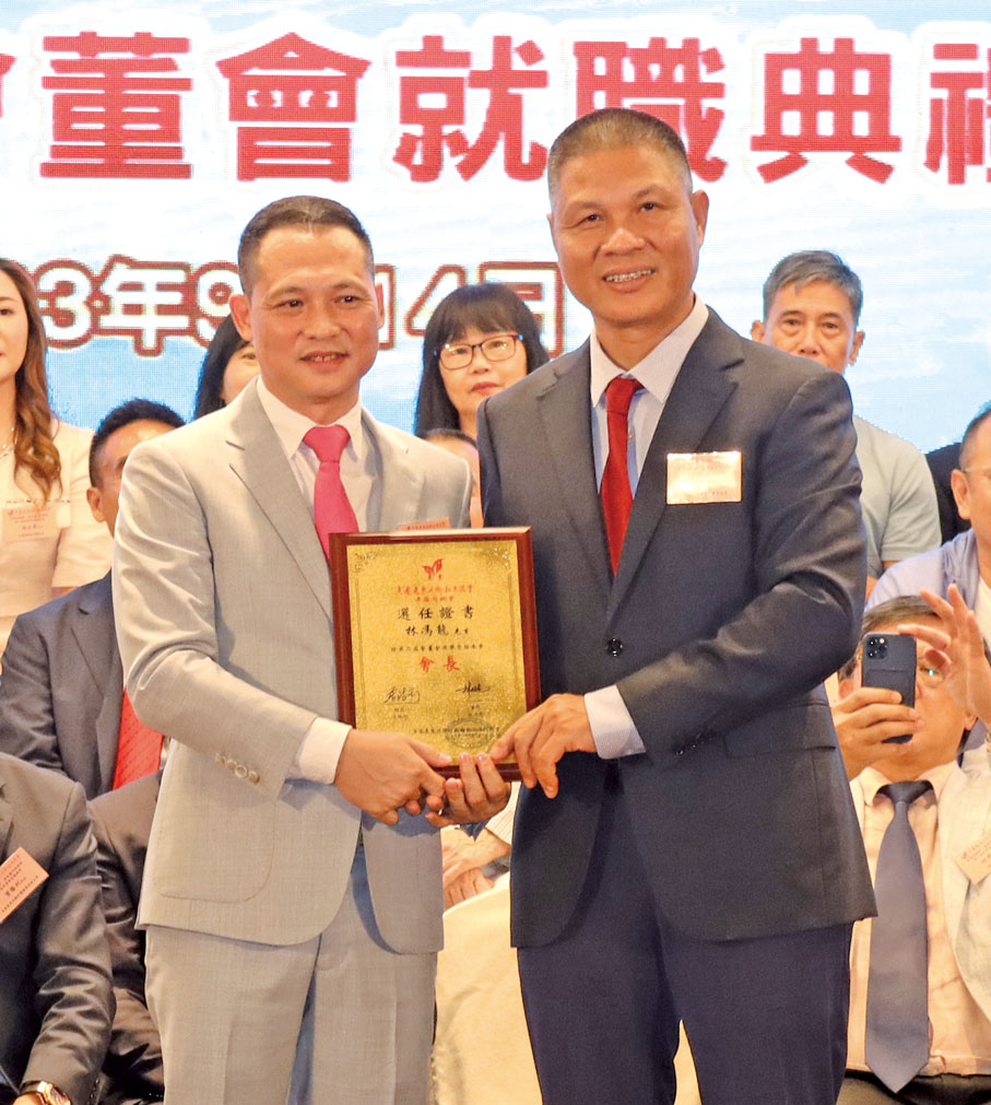 ◆黄少康（右）頒發敦請書予平海同鄉會會長林馮龍（左）。