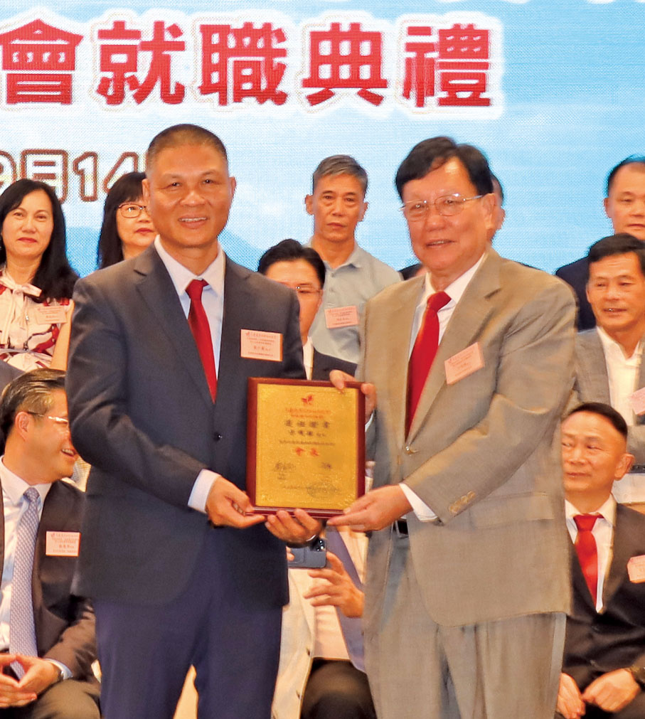 ◆黄少康（左）頒發敦請書予黃埠鹽洲同鄉會會長方明輝（右）。