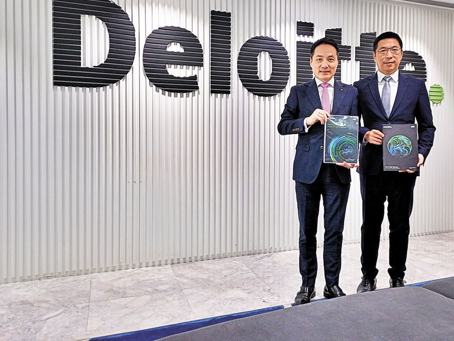 ◆德勤中國華南區主管合夥人歐振興（左）及德勤中國中國創投及私募項目華南區聯席主管合夥人羅遠江。 香港文匯報記者曾業俊  攝