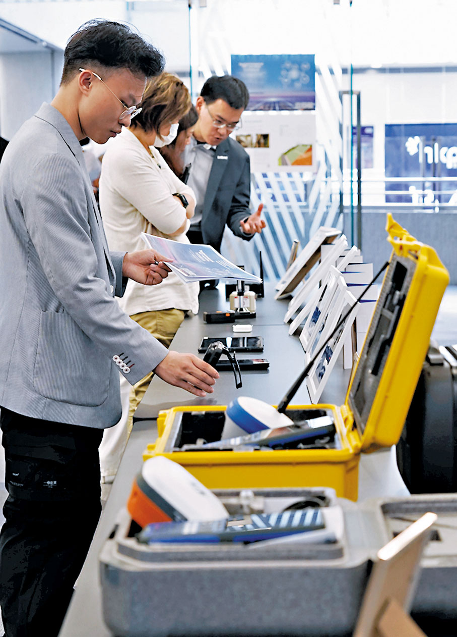 ◆與會者在現場參觀運用了北斗衛星導航系統的新型產品和場景案例。中新社