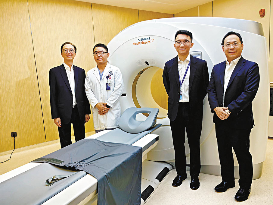 ◆ 左起：梁錦松、影像技師寧宏波、蕭晃毅、譚君傑。 香港文匯報記者郭若溪  攝