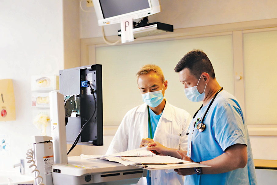 ◆瑪嘉烈醫院內科及老人科副部門主管楊耀昌(左)曾是匡煜坤的「師父」。醫管局圖片