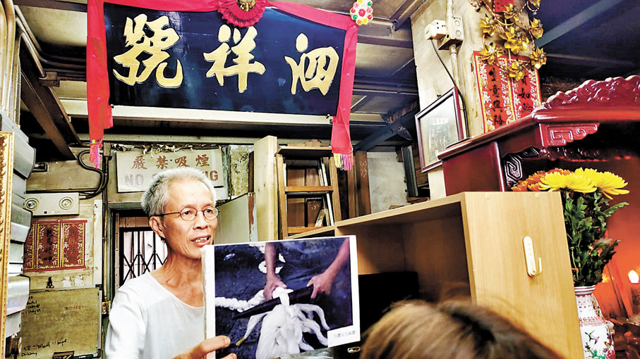 ◆木器店「泗祥號」第四代傳人何國標介紹店舖歷史。