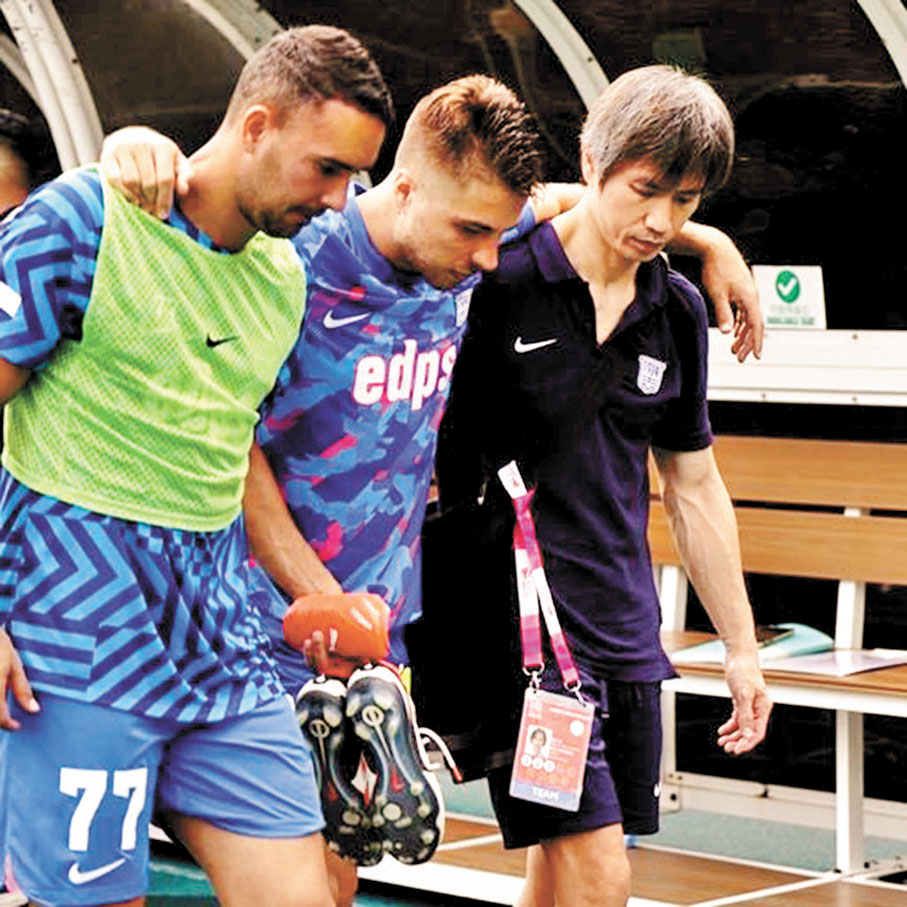 ◆運動員受傷後需要隊醫為他們救治。