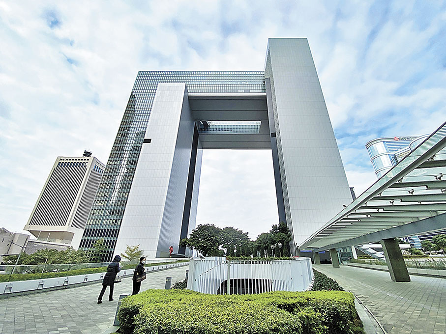 ◆ 特區政府對英國發表的所謂「香港半年報告：2023年1月至6月」表示強烈不滿和堅決反對。圖為政府總部大樓。 資料圖片