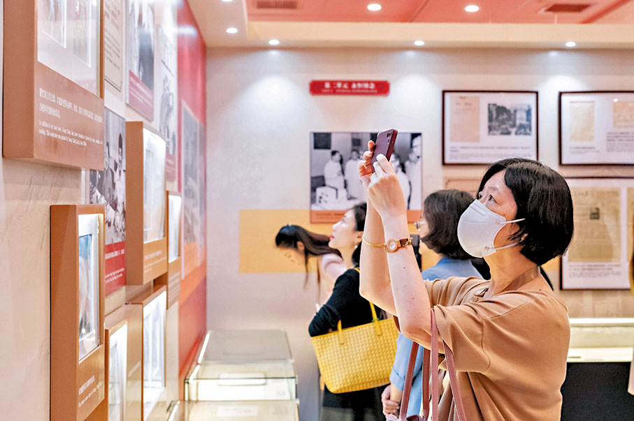 ◆不少市民都看得很認真，並希望大會能聯絡學校，帶領師生一同參觀。 新華社