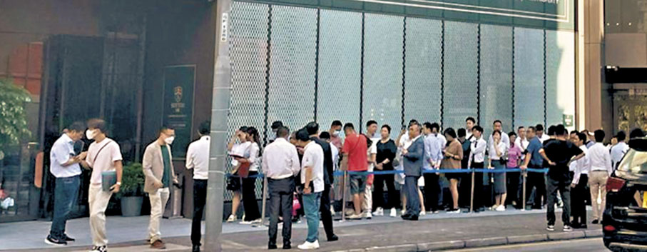 ◆文曜昨日下午2時開價後，隨即吸引大批準買家及代理排隊參觀。