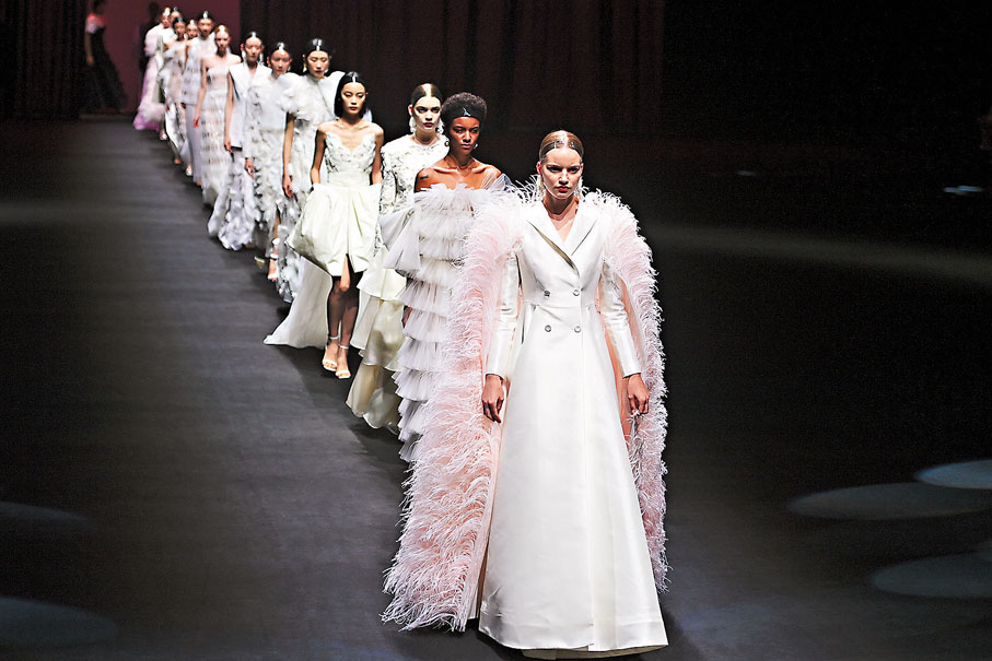 ◆張鵬攜JUMPER ZHANG時裝亮相。