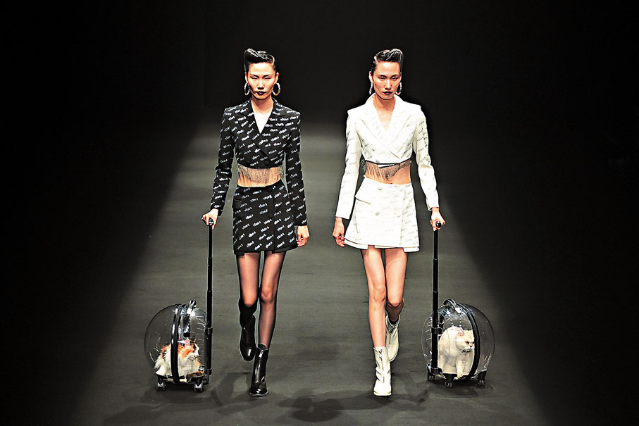 ◆設計師邢永攜YOUG X 2024春夏系列品牌時裝亮相中國國際時裝周。