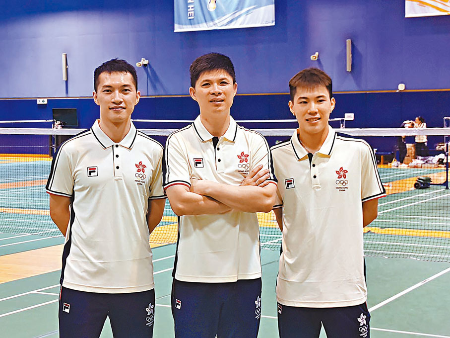 ◆伍家朗（左）、李卓耀（右）與教練黃綜翰。