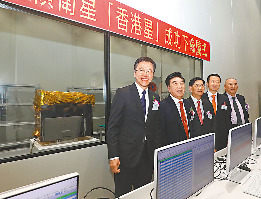 ◆創新科技及工業局局長孫東(左一)等嘉賓昨日出席「香港星」下線儀式。 香港文匯報記者郭木又 攝