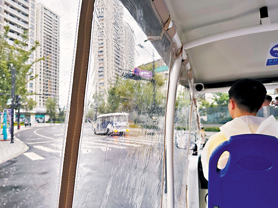 ◆記者辦理完入住手續後有高爾夫球車接送。