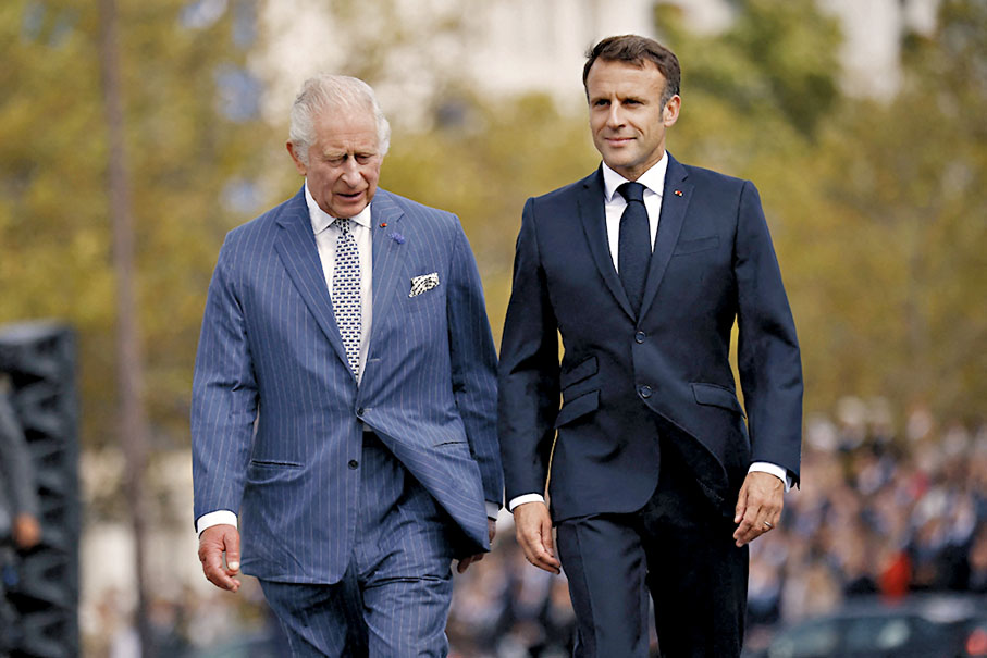 ◆馬克龍（右）迎接查爾斯三世到訪。法新社