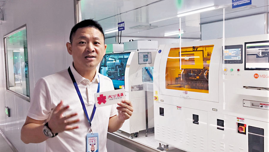 ◆深圳市邁瑞德電子有限公司執行副總經理楊志浩介紹公司的自動生產線。香港文匯報記者李望賢  攝