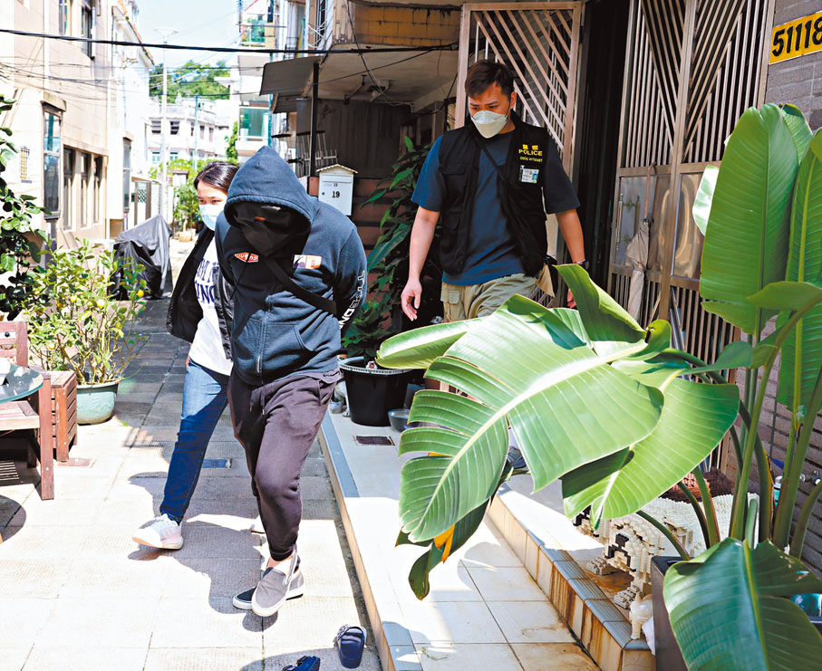 ◆探員將成奎安的長子兼村長成旭文拘捕。