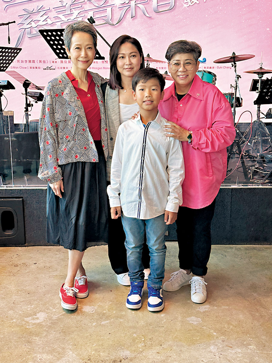 ◆李麗霞(右一)獲女兒和孫仔及姻親葉童到場支持。