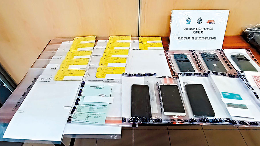 ◆警方在行動中檢獲的手提電話等證物。